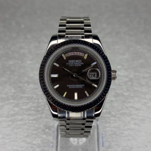 Seiko Day Date - Säljer en riktigt vacker Day Date Seiko!   Sapphire glas  Autentisk Japansk movement  Day Date Dial Case storlek 40mm.  Hör av er vid frågor!   OBS se klockans urtavla! Klockorna är moddade Seiko med äkta mekanism (t.ex. Seiko NH35). Övriga delar är utbytta för en unik design. 