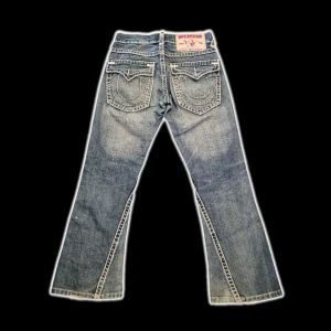 FLARES TRUEYS - Sjukt feta flared trueys!! W30 L33 Saknar knappar på bakfickorna men annars I prima skick. Bara att skriva vid intresse :)