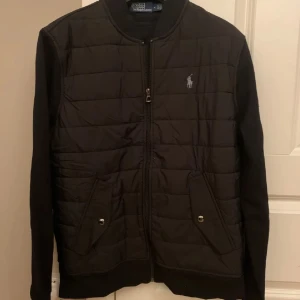 Cardigan från Polo Ralph Lauren - Snygg cardigan från Polo Ralph Lauren i väldigt bra skick.