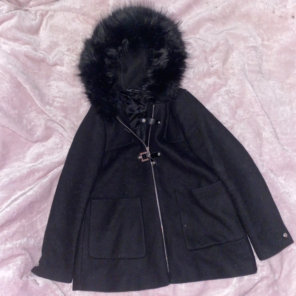 Svart kappa med fauxpäls