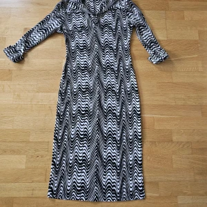 Svartvit klänning från Mixage - Snygg svartvit klänning från Mixage med ett vågigt mönster. Klänningen har trekvartsärmar och en figurnära passform som ger en elegant look. Perfekt för att sticka ut med sitt unika mönster. Klänningar från Mixage kostar genomsnitt 200 euro. Köpte den länge sedan,  på Cypern. Den passar perfekt till stl 38. Och är säker att den är unik. Finns absolut inte någonstans att köpa. 