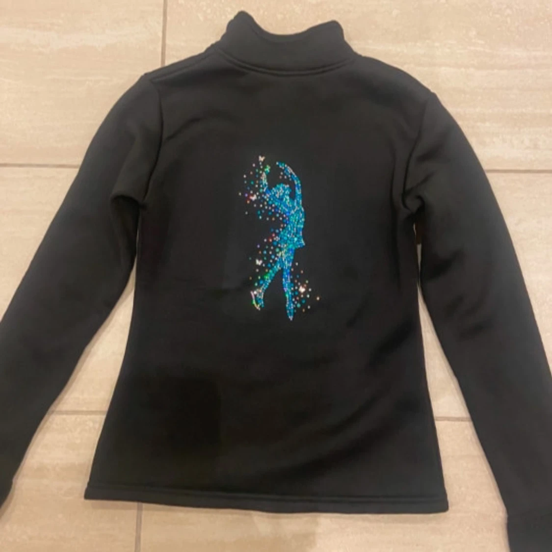 Svart skridskojacka med paljetter