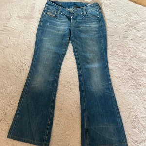 Lågmidjade jeans diesel - Snygga lågmidjade jeans från Diesel, har inga bilder på då de är för små på mig 🙏🏼 Midjemåttet är 37cm och innerbenslängden 71cm!!
