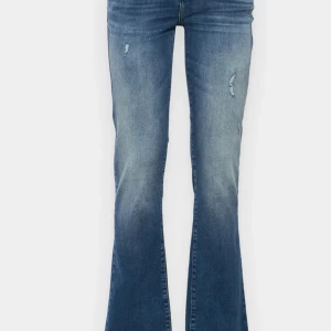 Ltb jeans  - Snygga blå bootcut jeans med slitna detaljer. Storlek 27/32 (s)  jag är runt 165. Använda Max 10 gånger. Nypris runt 800