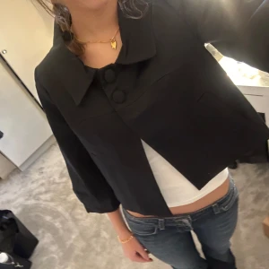 Trekvartsärmad kofta - Trekvartsärmad svart kofta i storlek 36💕