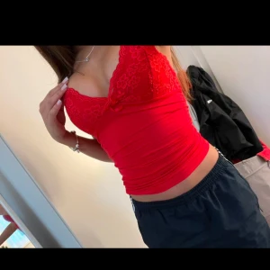 Linne med spets - Extremt fint, aldrig använt. Färgen passar tyvärr inte på mig. Lånade bilder