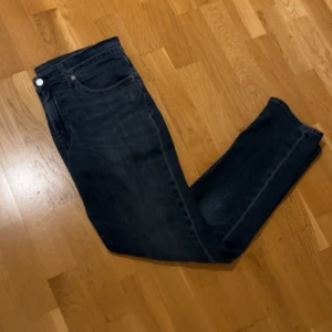 Mörkblå jeans från Levi's Premium - Snygga mörkblå jeans från Levi's Premium med klassisk femficksdesign. De sitter som modellen Slim Fit och är tillverkade i slitstarkt denim. Perfekta för en stilren look.