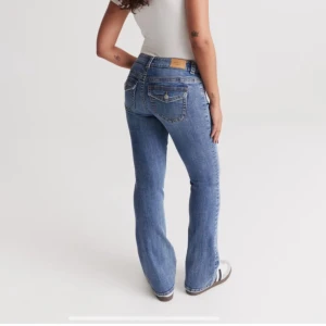 Blå bootcut jeans - Snygga blå low bootcut jeans med y2k stil. 