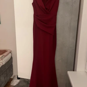 Balklänning - Superfin bal/festklänning jag använt en gång på min bal. Den är alltså i nyskick och fri från defekter. Den är uppsydd då den satt för lång för mig som är 160. Däremot går stygnen att sprätta upp utan att påverka klänningens utseende över huvudtaget! ❤️