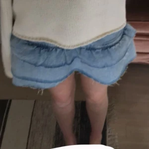 Blå jeanskjol med volang - Söt blå jeanskjol med volangdetaljer, använd fåtal gånger