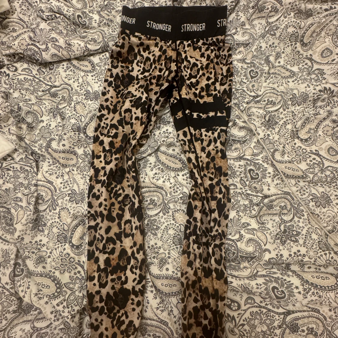 Leopardmönstrade leggings från Stronger - 1