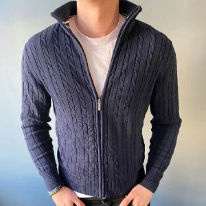 Ribstickad Fullzip - Säljer denna riktigt sköna fullzip då den inte kommer till andvändning längre. Den är i mycket bra skick!