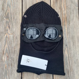 Cp company balaclava - Använd tre gånger passar inte min stil därav jag säljer den och ligger bara hemma
