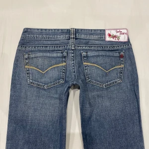 Lågmidjade bootcut jeans🤩 - Midja 39 cm rakt över, gren 18 cm o innerben 75 cm💕Jae 169 o xs-s för referens o de är för korta. Märkta W29/L30 vilket jag uppskattar till xs-s