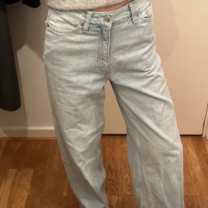 Ljusblå Weekday Jeans - Snygga ljusblå jeans från Weekday i modellen ”RAIL”. Rak passform och avslappnad stil. Storlek 24/30 🩷🩷