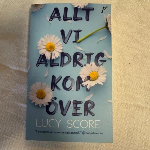 Allt vi aldrig kom över - Nyskick! Boken 'Allt vi aldrig kom över' av Lucy Score är en romantisk komedi som har blivit en TikTok-fenomen. Den handlar om Naomi som flyr från sitt bröllop och hamnar i en småstad i Virginia. Där möter hon Knox, och deras liv flätas samman på oväntade sätt. Perfekt för dig som gillar romantik och humor.