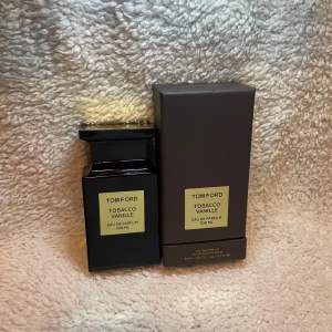 Tom Ford Tobacco Vanille 100ml - Tom Ford Tobacco Vanille EDP 100ml. Extremt sparsamt använd bara ett fåtal gånger sen jul, inte intresserad i parfymer och det var ingen doft för mig 