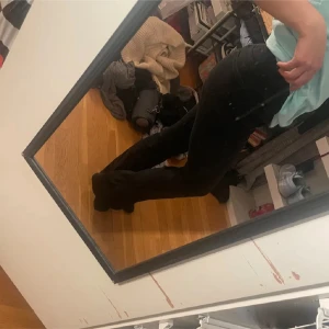 bootcut jeans - Snygga svarta jeans med en tight passform. Perfekta för en stilren look. De har en klassisk design med fickor och knappgylf.