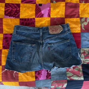 Jeansshorts från Levi's - Snygga jeansshorts från Levis. Bra skick. 
