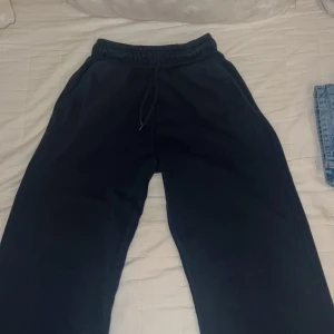 Navy blue mjukisbyxor från 157 - Säljer ett par navy blue mjukisbyxor från 157. De har en elastisk midja med snörning för justerbar passform. Perfekta för en avslappnad stil. :)