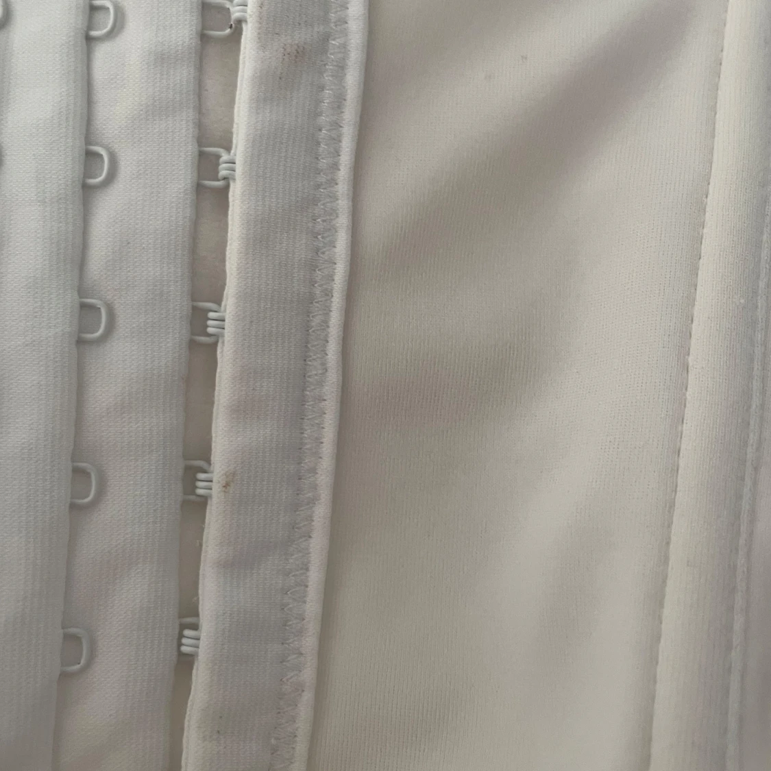 Vit korsett med spetsdetaljer - 3