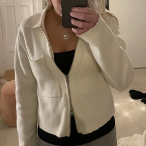 Kofta med dragkedja Åhléns  - Snygg trendig krämvit jacka/kofta med dragkedja och två stora fickor framtill. Storlek XS inköpt för nypris 600 på åhléns i höstas. Skriv för egna bilder, frågor! 💕Antal fåtal ggr. KAN ÄVEN TÄNKA MIG ATT BYTA MOT EN MÖRK BEIGE/BRUN I XS ELELR S! 