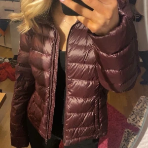 Vinröd dunjacka med dragkedja - Snygg vinröd dunjacka med dragkedja från ”Flash Woman ”.Jackan har en quiltad design och långa ärmar. Storlek S!!❤️
