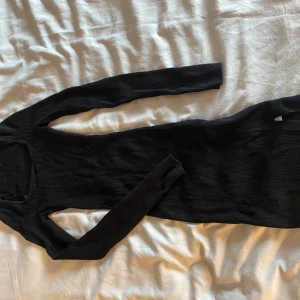 Klänning - Svart stretchig klänning med en liten slits💕