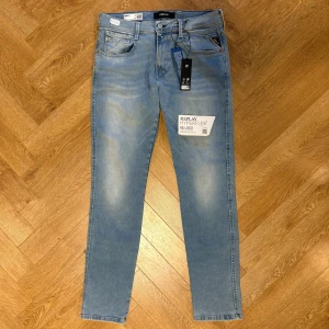 Replay anbass - Säljer nu dessa snygga byxorna. Byxorna är  från replay i modellen ”anbass hyperflex”🙌. Dem har en riktigt skön tvättning som gör att brallorna för en detalj. Dessa är bra för en avslappnad look men även om man vill klä upp sig. 🍾Rekommenderar starkt🙌skick 10/10(har tagit av en tag men kan skicka med om ni vill!) skriv om ni har några frågor💪