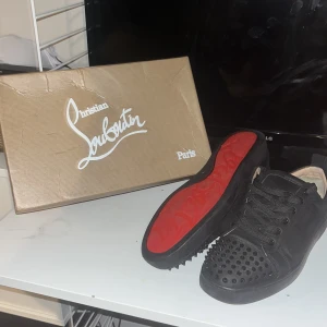 Christian Louboutin skor - Schysst replika av Christian Louboutin, två spikar saknas (en på vardera sko) men det är inget som syns. Alla tillhörande föremål följer med (skolåda, kvitton påse, etc) 