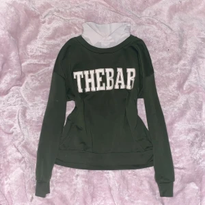 Grön tröja med text  - Snygg grön tröja med vit text. Tröjan har långa ärmar och en vit insida vid halsen. Använd gärna köp nu💗🐾