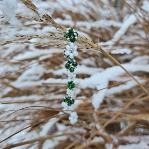 ~ Handgjort grönt och vitt armband ~ - Armband med gröna och vita pärlor i ett blommigt mönster. Perfekt för att ge en färgklick till din outfit. Armbandet har en design som passar till många tillfällen. Det har smyckeslås och kedja i silver.