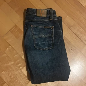  Nudie jeans - Snygga blå jeans, från Nudie med en riktigt fett broderade detaljer på bakfickorna i vitt färg. Och har en snygg sliten stil. Skriv om ni har den minsta lilla funderingen. Nypris 1600kr. 😊 MVH VGClothing