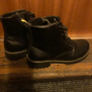 Svarta boots med snörning - Snygga svarta boots med snörning och robust sula. Perfekta för höst och vinter med en klassisk design som passar till många stilar.