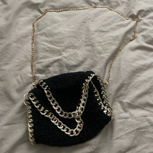  stickad väska med kedja - Bra skick förutom att väska är lite noprig som syns på andra bilden men det är inget man tänker på och gpr säkert att ta bort. Fen långa kedjan går att ta bort. Skriv gärna för fler bilder eller funderingar💕