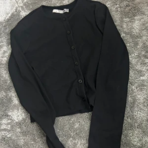 Svart kofta med knappar - Säljer en svart kofta med knappar framtill. aldrig använts. skriv privat för info eller frågor 😊💗