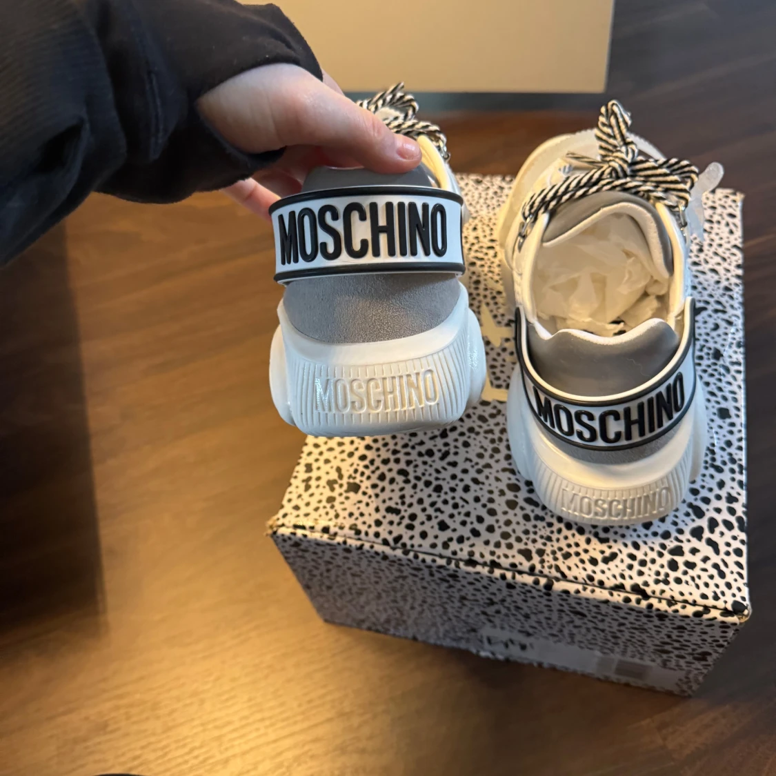 Vita sneakers från Moschino - 2