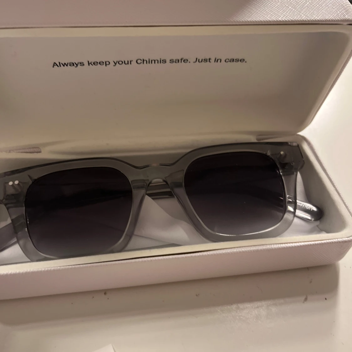 Grå solglasögon från CHIMI - 2