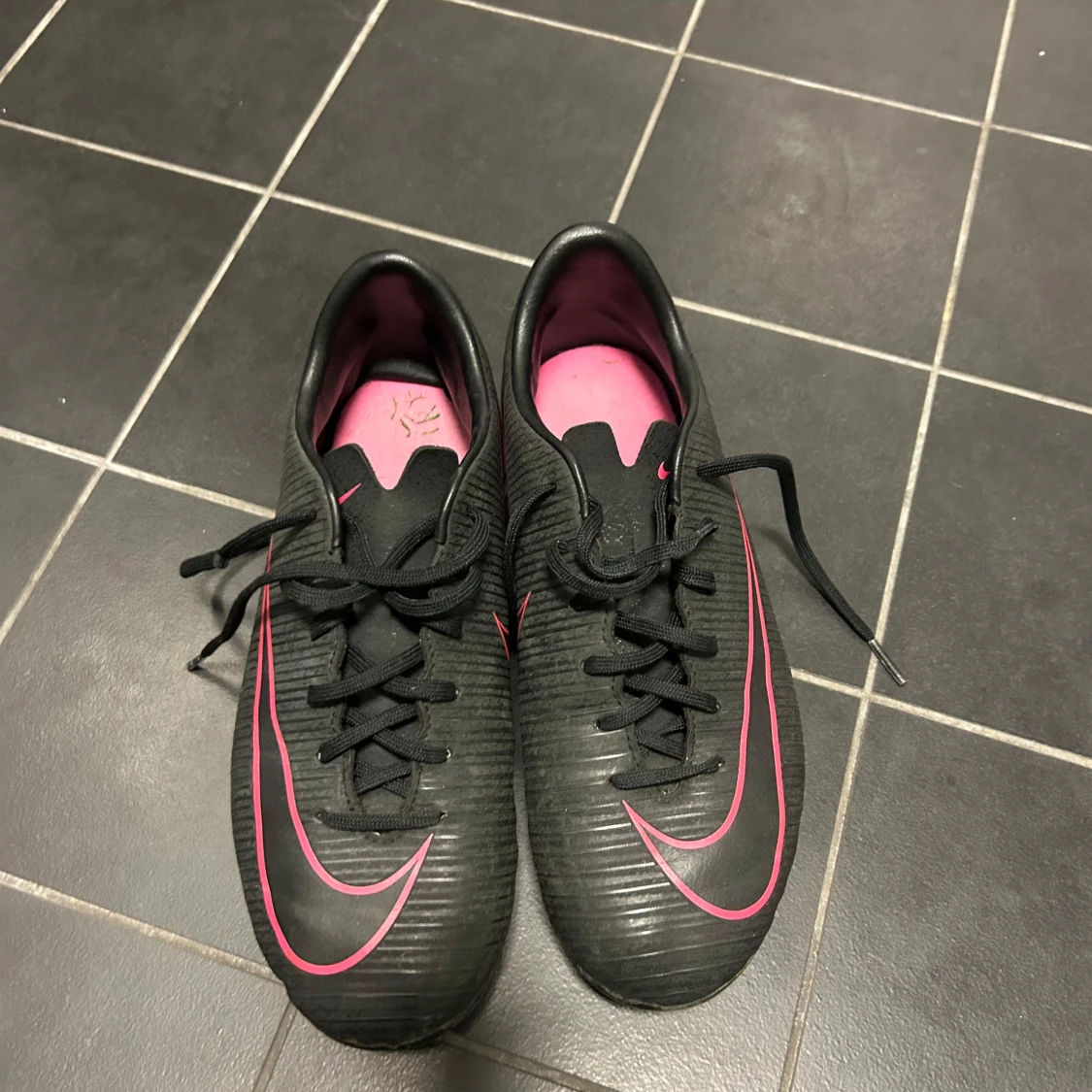 Svarta fotbollsskor från Nike