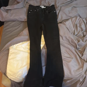 Svarta flare jeans från lager 157 - Snygga svarta flare jeans från lager 157 i storlek XXS. Byxorna är väldigt basic och är perfekta för en trendig och basic look. De är tillverkade i ett bekvämt material som ger en bra passform. Aldrg använda för att de var i fel storlek. 