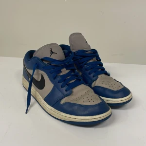 Nike Air Jordans 1 low strl 43  - Snygga Nike Air Jordans i storlek 43, nypris 1600 hör av er vid frågor 