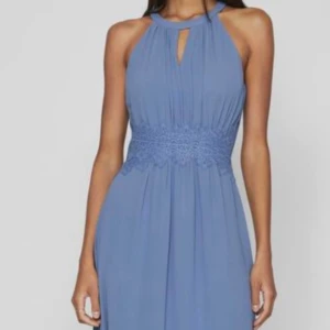 Balklänning  - HALTERNECK MAXIKLÄNNING i ljusblå färg från Vila är perfekt för för bröllop, balklänning eller som festklänning. Nyckelhålsringningen och spetsinläggen i midjan ger den en tidlös och smickrande silhuett  Helt ny! Färg- Coronet blue  Nypris 699kr