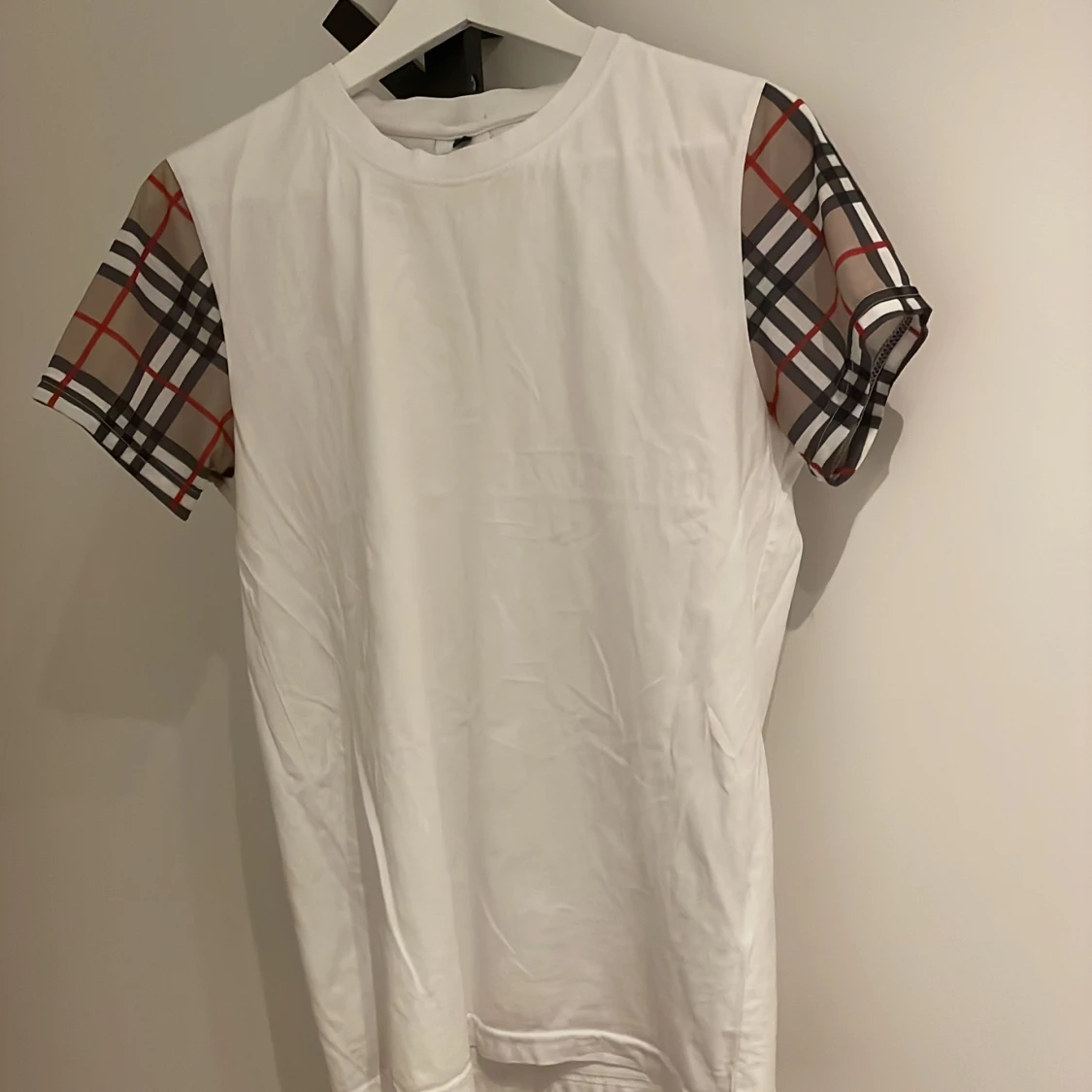 Vit t-shirt med rutiga ärmar från Burberry