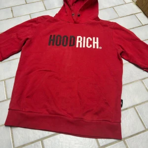 Hoodrich hoodie  - En varm hoodie i bra skick med en gömd ficka i ärmen, denna hoodien är en av de gamla modellerna och säljs inte längre i butik.