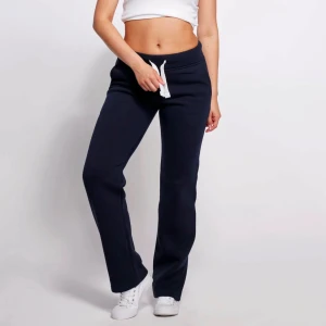Svarta mjukisbyxor med snörning - Straight moddelen. Snygga och bekväma svarta mjukisbyxor med vit snörning i midjan. Perfekta för en avslappnad stil och passar bra till sneakers.