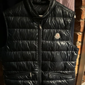 Moncler gui - Moncler gui size 3 navy i bra skick 