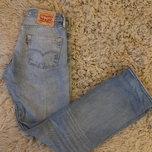 Levi’s Jeans 501 - Säljer ett par snygga Levis jeans i modellen 501. Använda men inga defekter eller skavanker. Nypris: 999kr Mitt pris: 249kr  Tveka inte på att ställa frågor i dm!💯