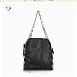 TiamoSvart axelväska med kedjedetaljer - Snygg svart axelväska i skinn med kedjor från Tiamo! Har några defekter som ni ser på bilderna men fortfarande en funktionell väska därav priset. Köpte second hand men orginalprisett är 600 kronor. Pris kan diskuterar och skriv privat för fler bilderna osv🤍