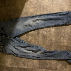 Blå diesel jeans - Riktigt feta diesel jeans storlek 30 (slim) köpt för 1200kr och mitt pris 600 men inte hugget i sten👍🏼