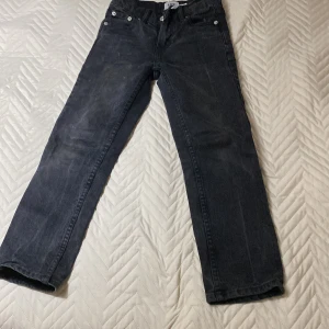 Svarta jeans från 157 - Tar minst 35kr för den